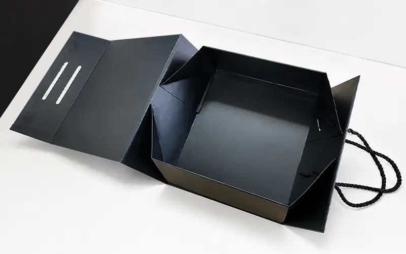 Collapsible rigid box with handles